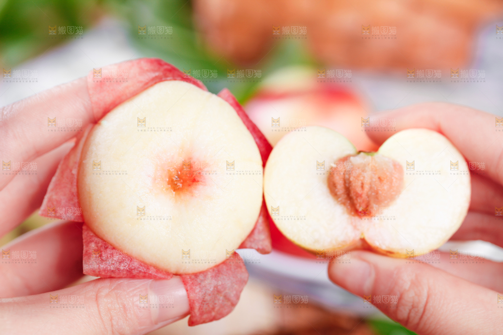 手里拿着油蟠桃