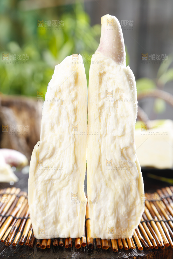 竹垫子上放着茭白