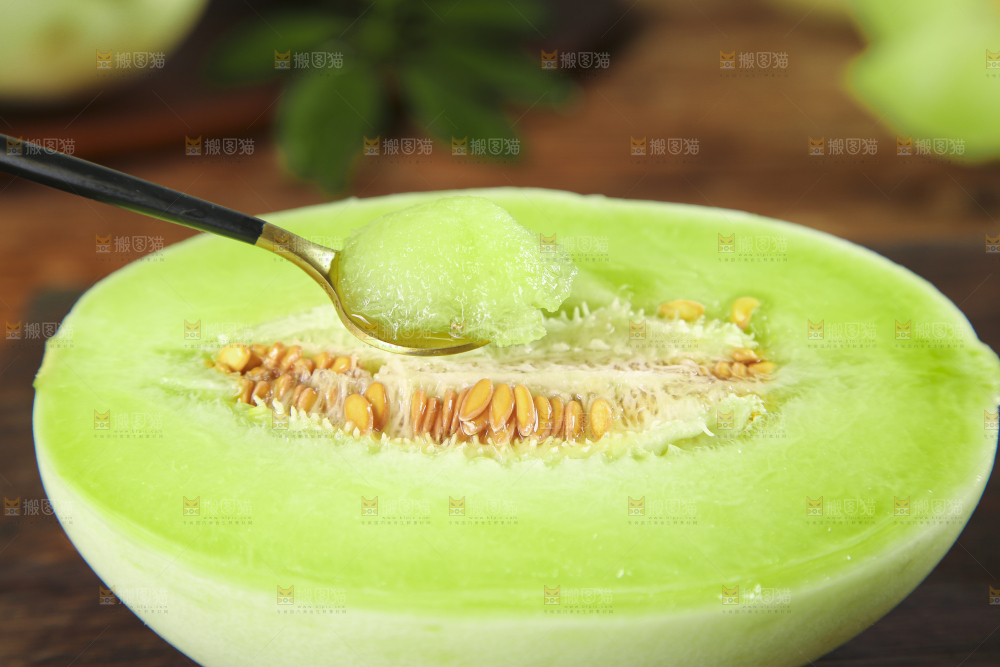 深底上摆放着玉菇蜜瓜