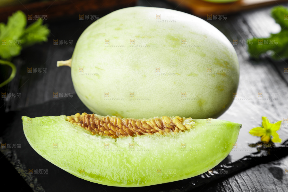 黑底上摆放着山东玉菇甜瓜