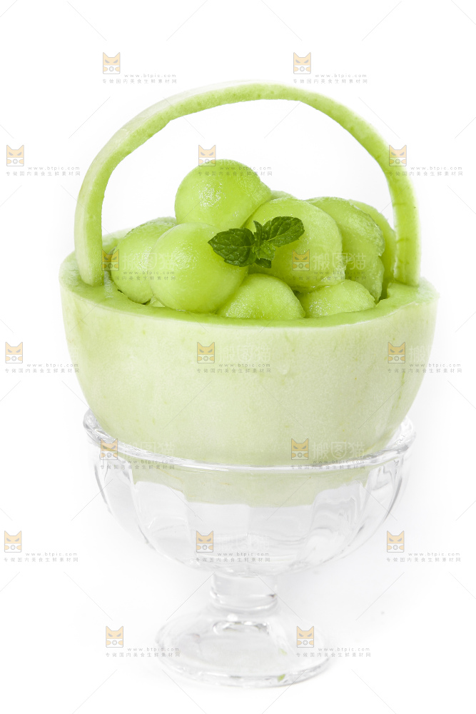 白底上摆放着玉菇蜜瓜