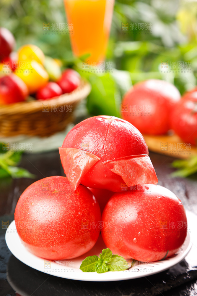 深底上放着番茄