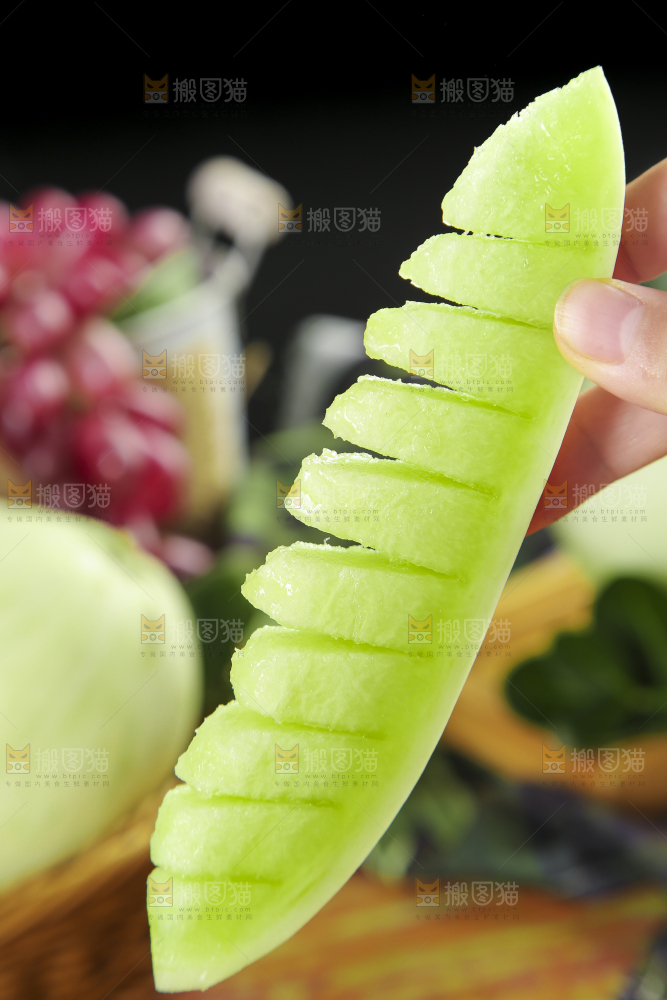 手里拿着玉菇甜瓜