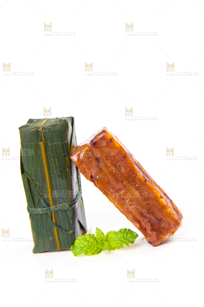 白底上摆放着竹叶糕