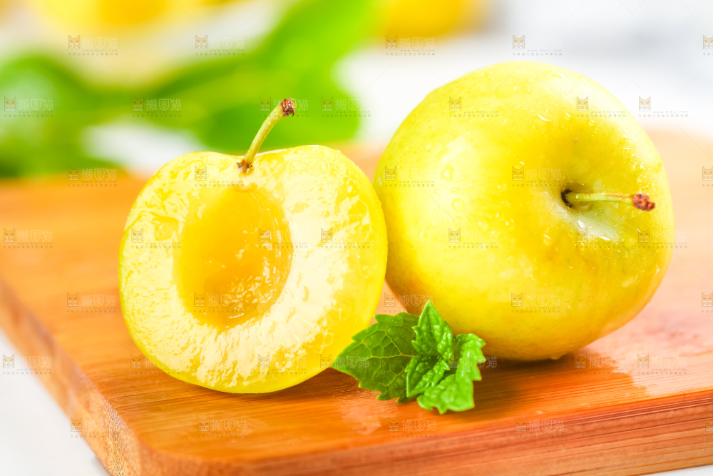 木板上放着黄金李子