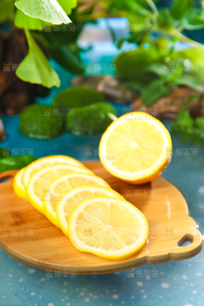 木底上放着黄柠檬