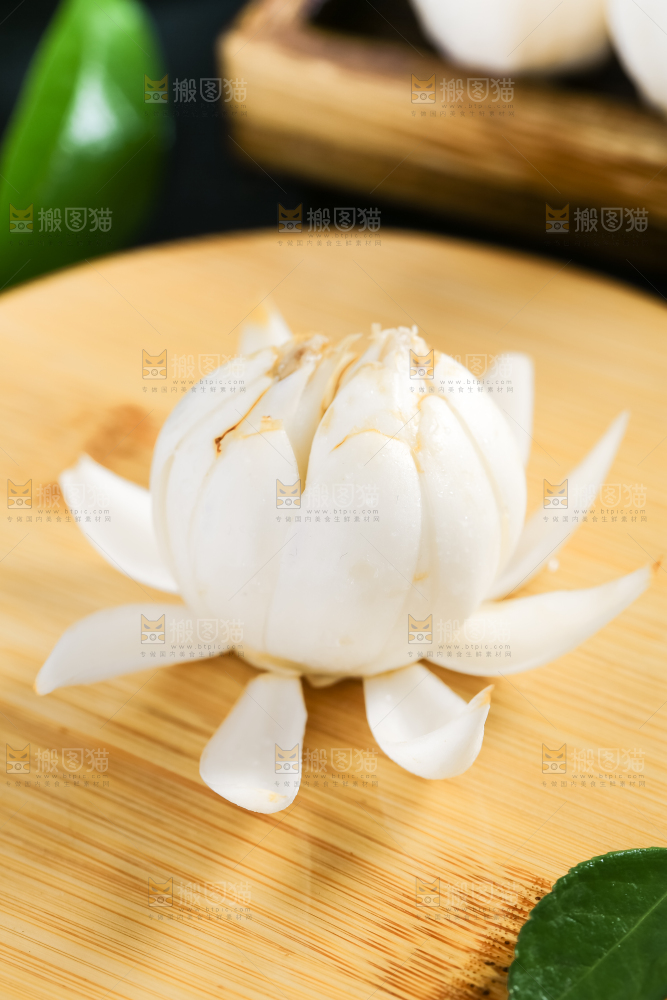 木板上摆放着鲜百合