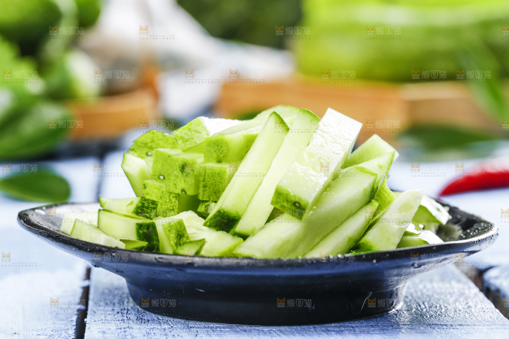 盘子里装着切片的黄瓜