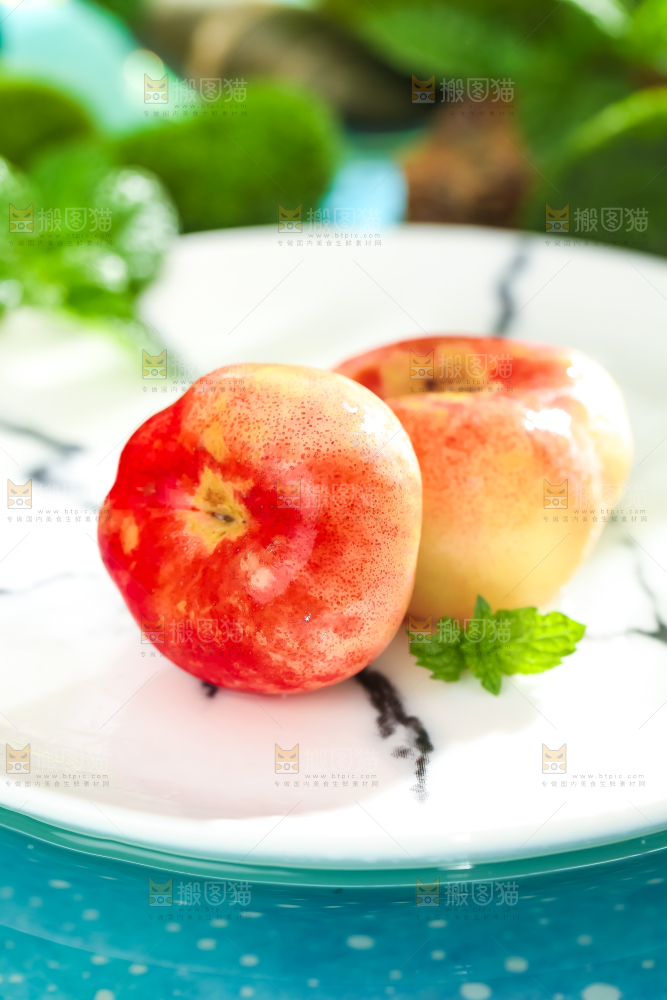 盘子里放着油蟠桃