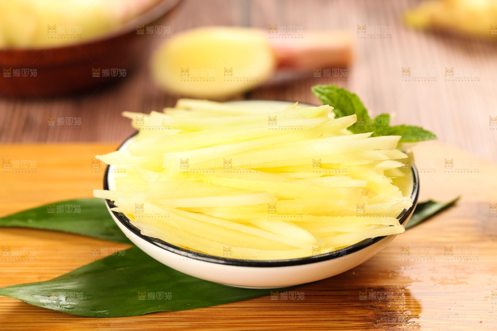 木板上放着四川生姜