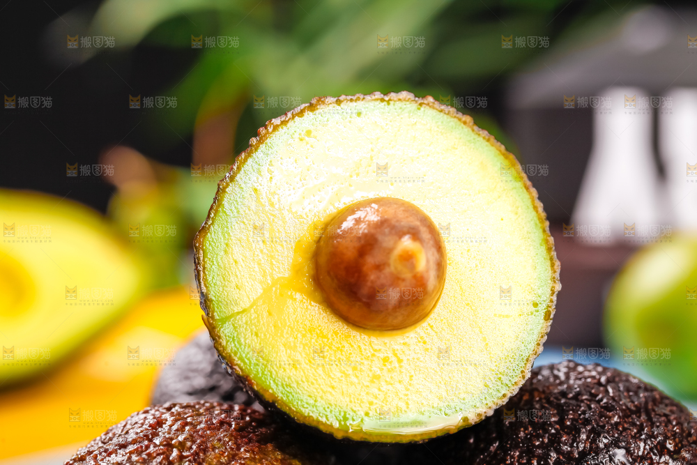 盘子里装着新鲜牛油果