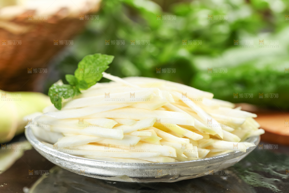 碗里装着鲜嫩茭白