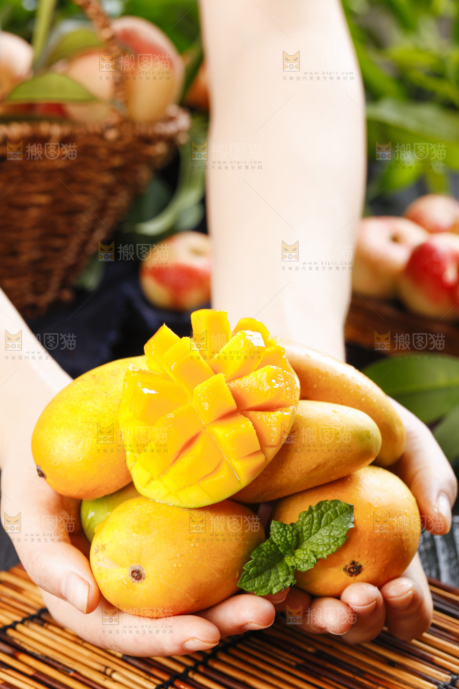 手里拿着小台农芒