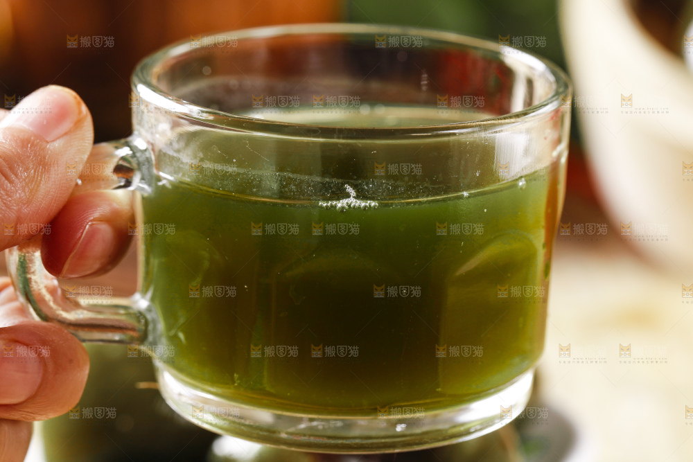 杯子里装着艾草榨的汁