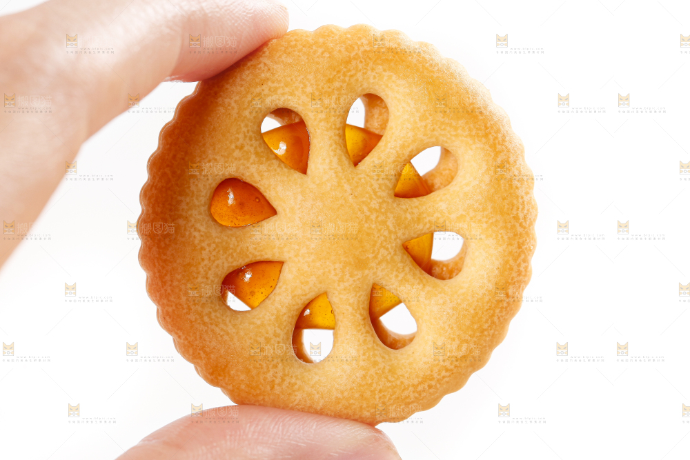 手里拿着夹心饼干
