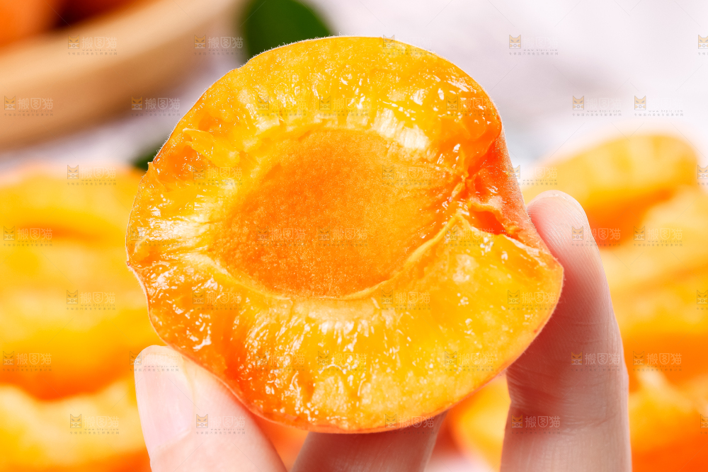 手里拿着黄杏