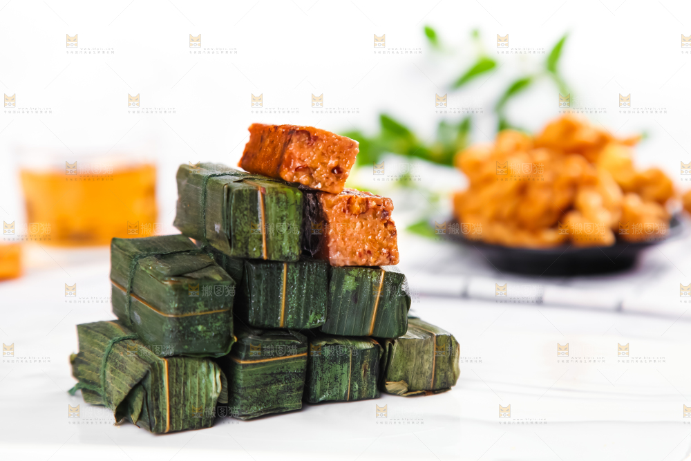 石板上摆放着竹叶糕