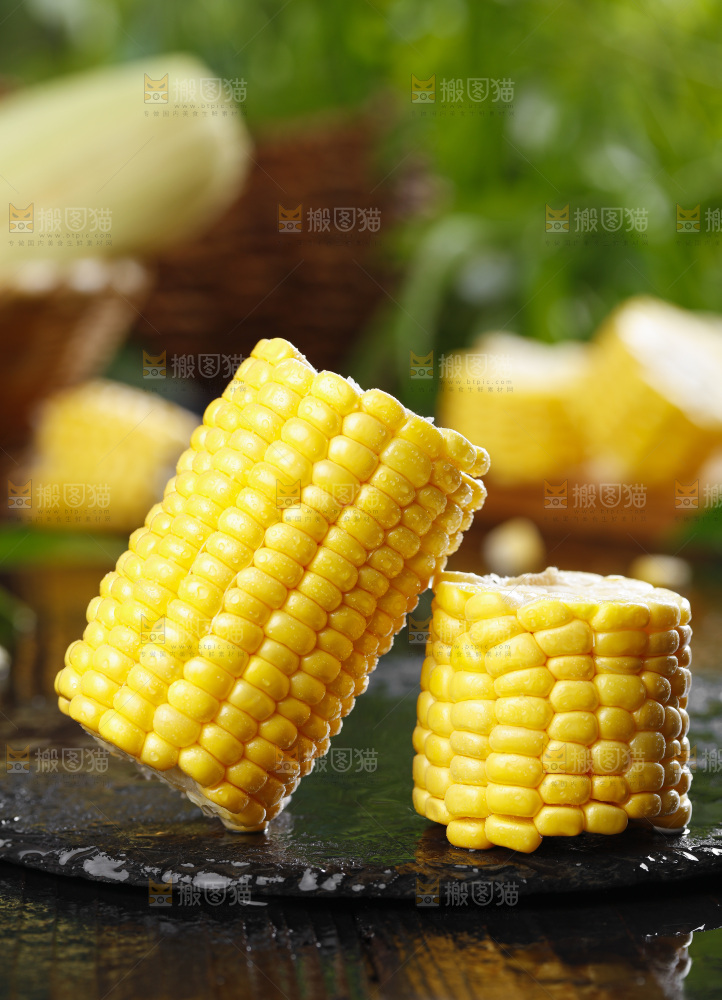黑石板上的东北玉米