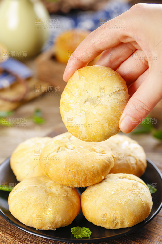 手里拿着老月饼