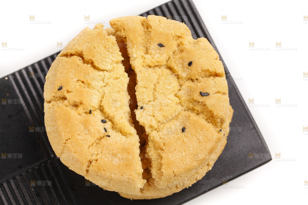 碟子里装着桃酥饼干