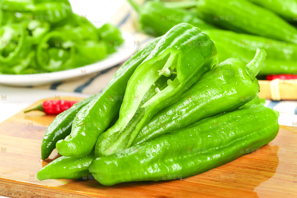 木板上放着新鲜土辣椒