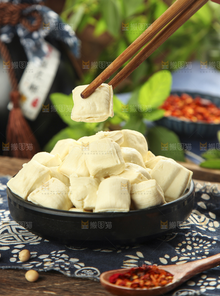 花布底上的包浆豆腐