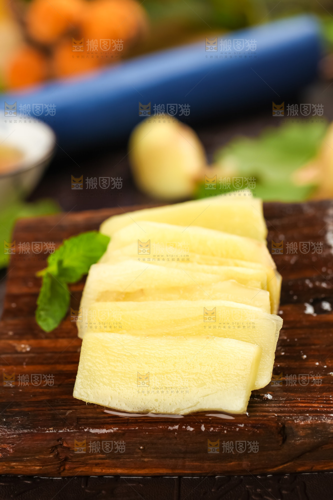 木板上放着红芽姜