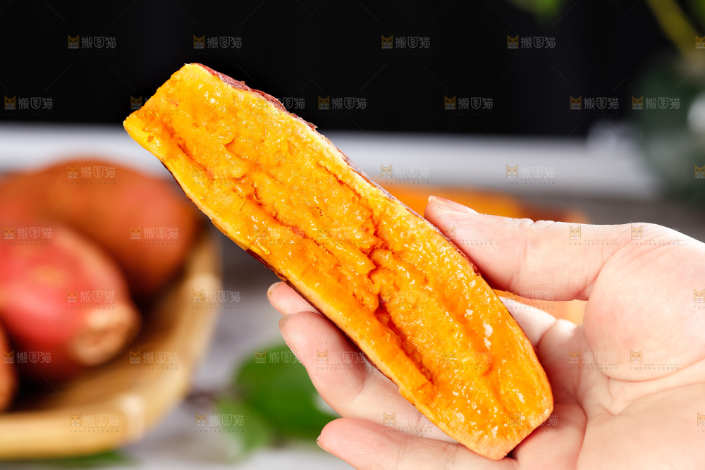 浅底上的红心蜜薯