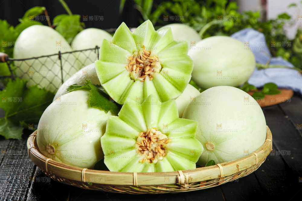 篮子里放着玉菇香瓜