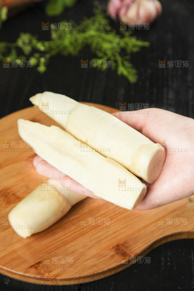 手里拿着茭瓜