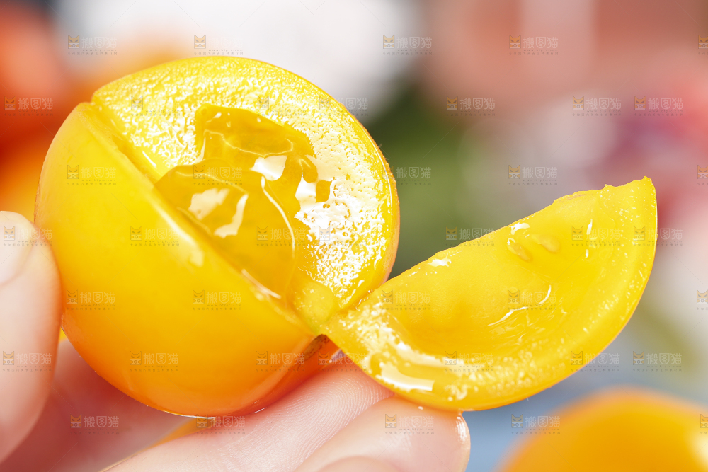 手里拿着黄色圣女果