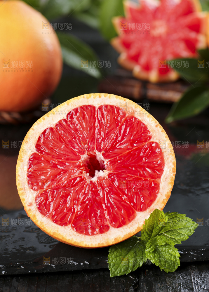 石板上放着葡萄柚