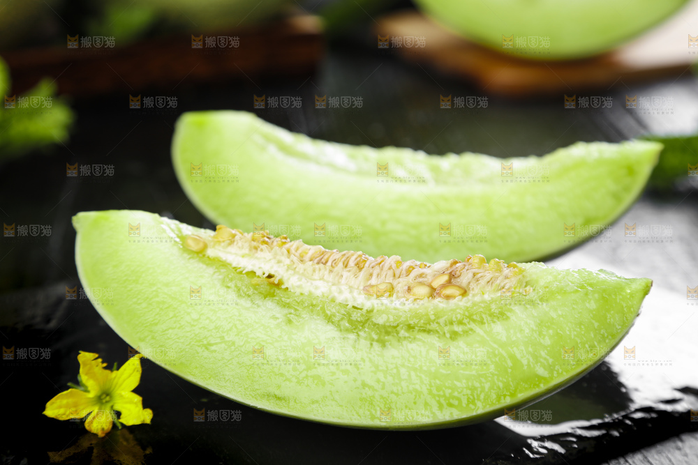 黑底上摆放着山东玉菇甜瓜
