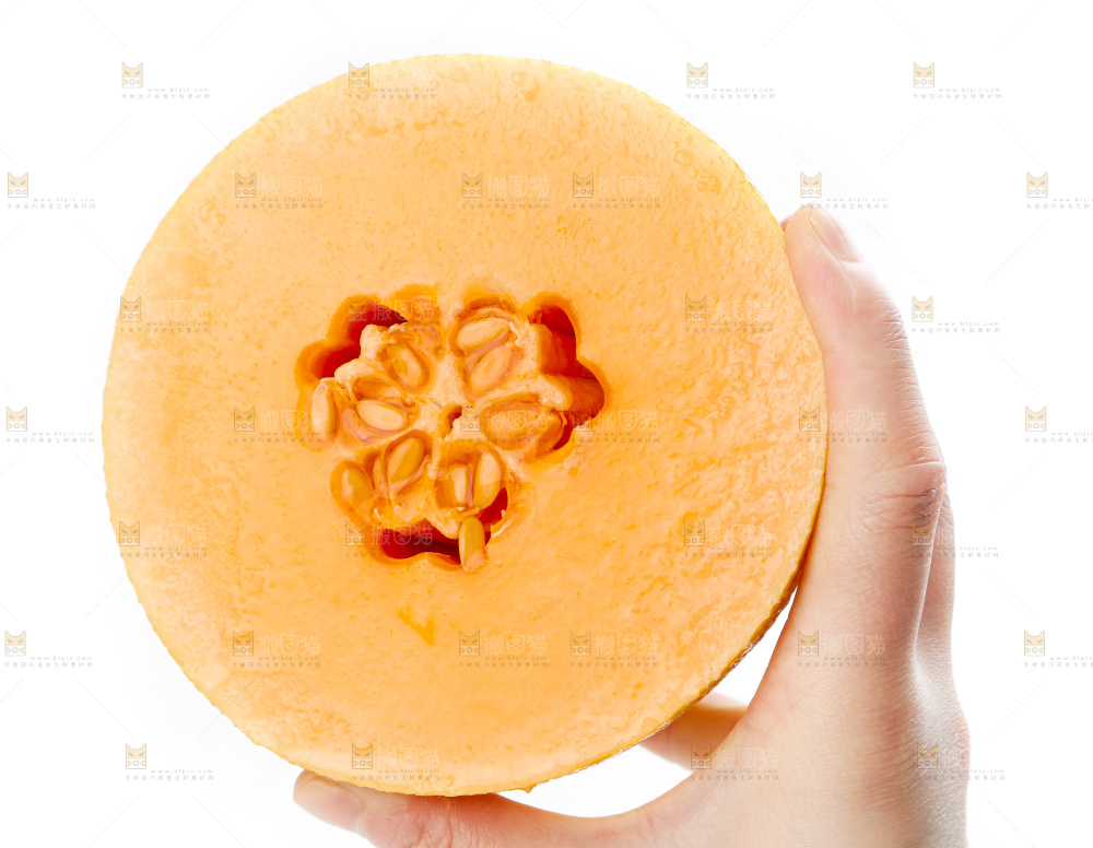 手里拿着新疆黄皮哈密瓜