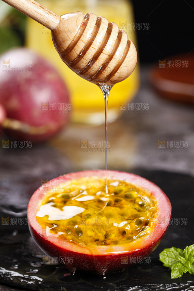 深底上摆放着红皮百香果