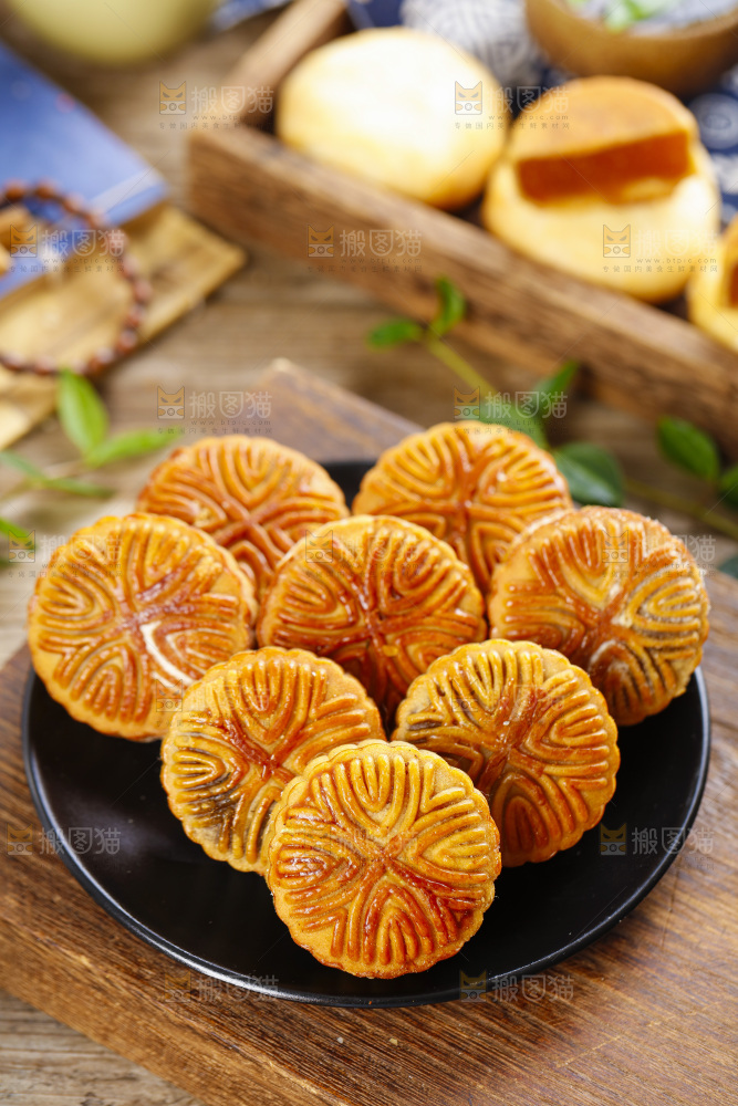盘子里装着水果月饼