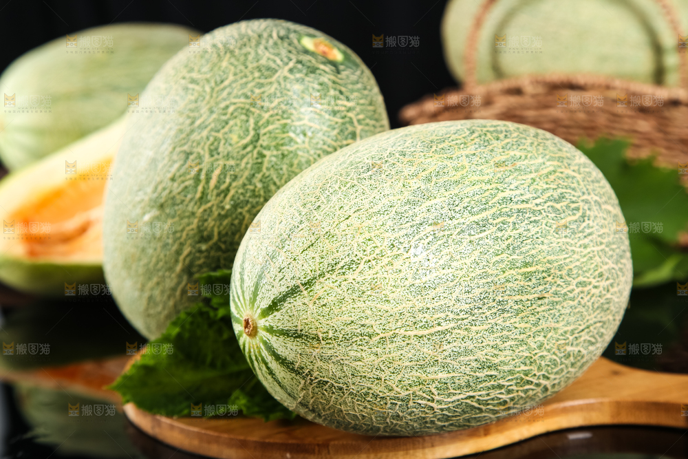 木底上摆放着绿皮哈密瓜