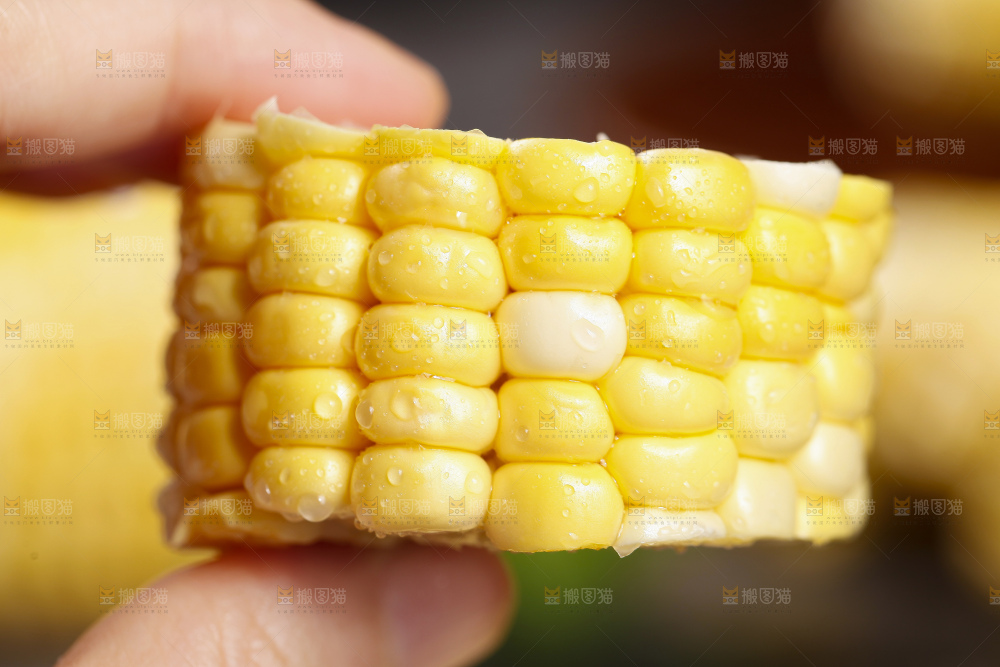 手里拿着水果玉米