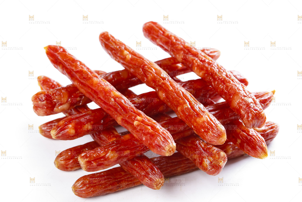 白底上摆放着腊肠
