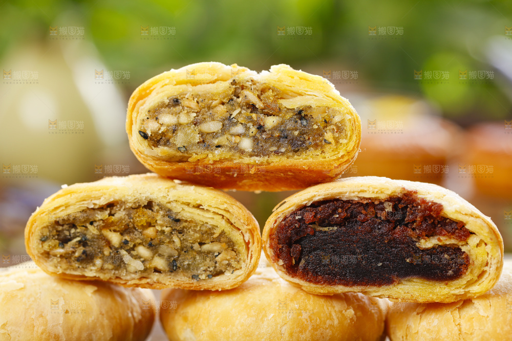 木板上的酥皮月饼