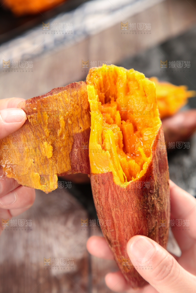 手上拿着福建六鳌蜜薯