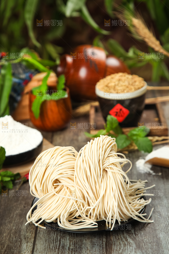 木板上放着一盘手工面条