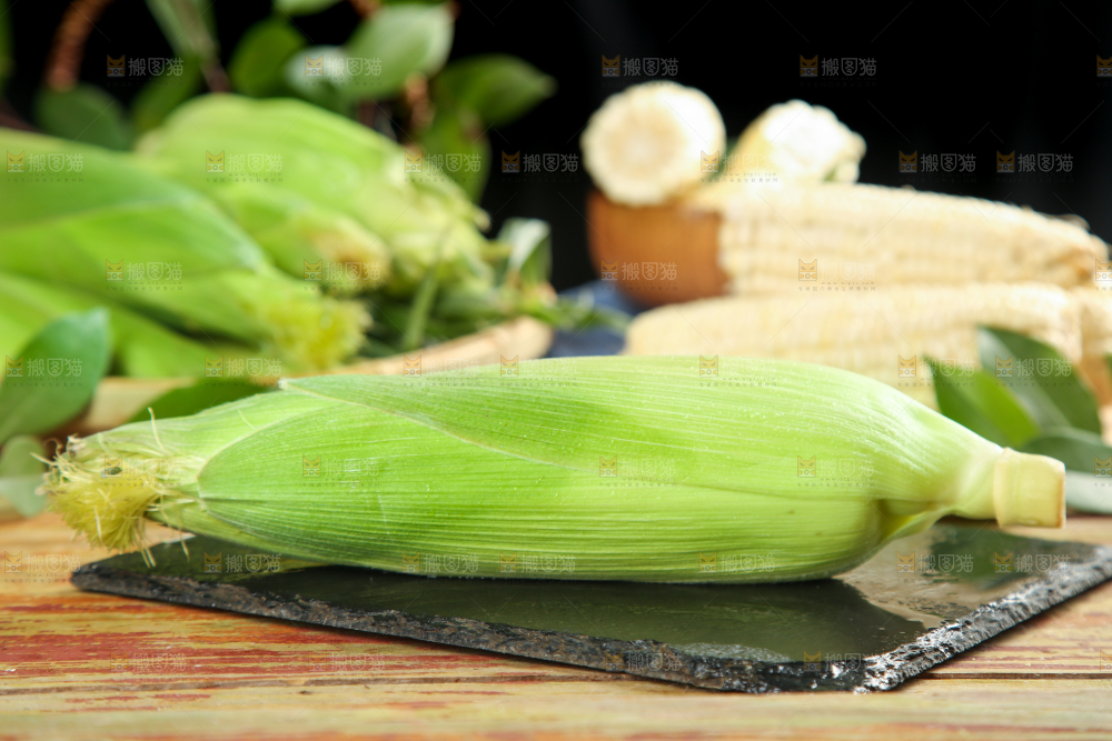 黑石板上的牛奶水果玉米