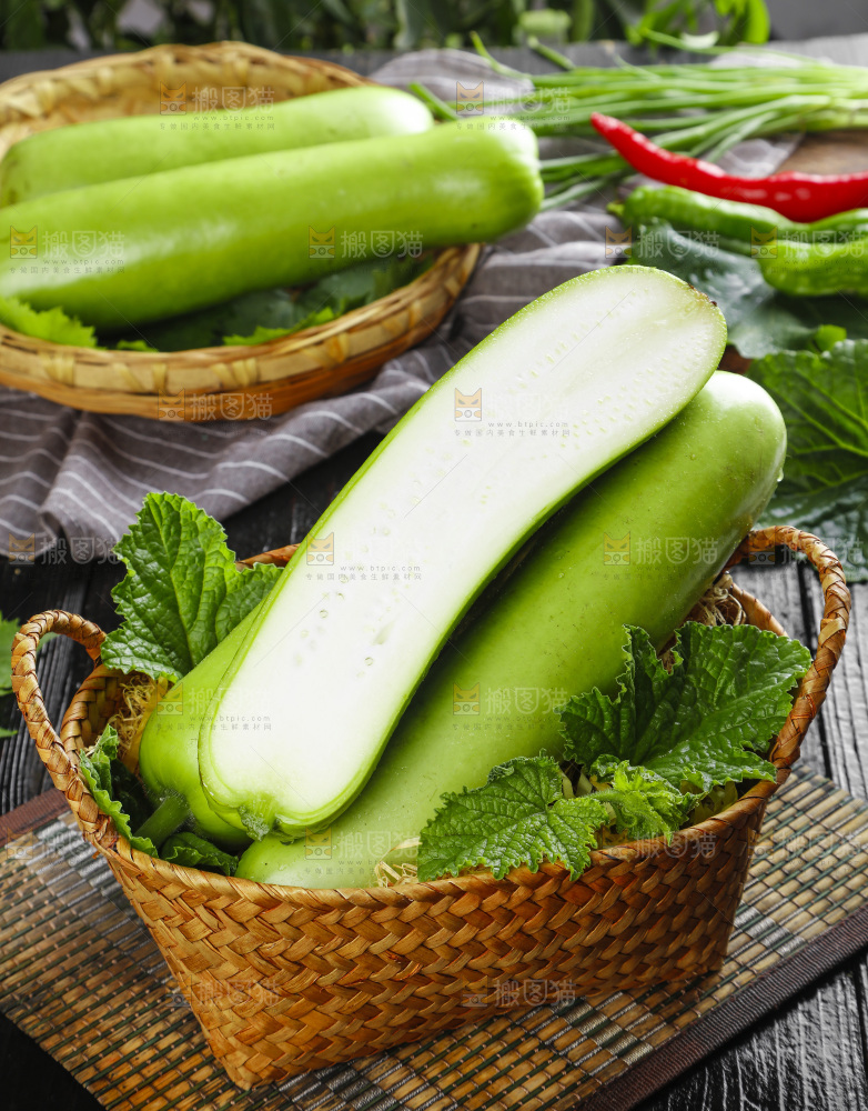 篮子里放着葫芦瓜