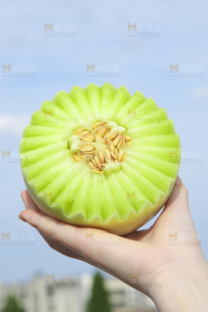 手里拿着玉菇香瓜
