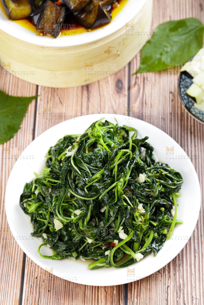 盘子里装着炒苋菜