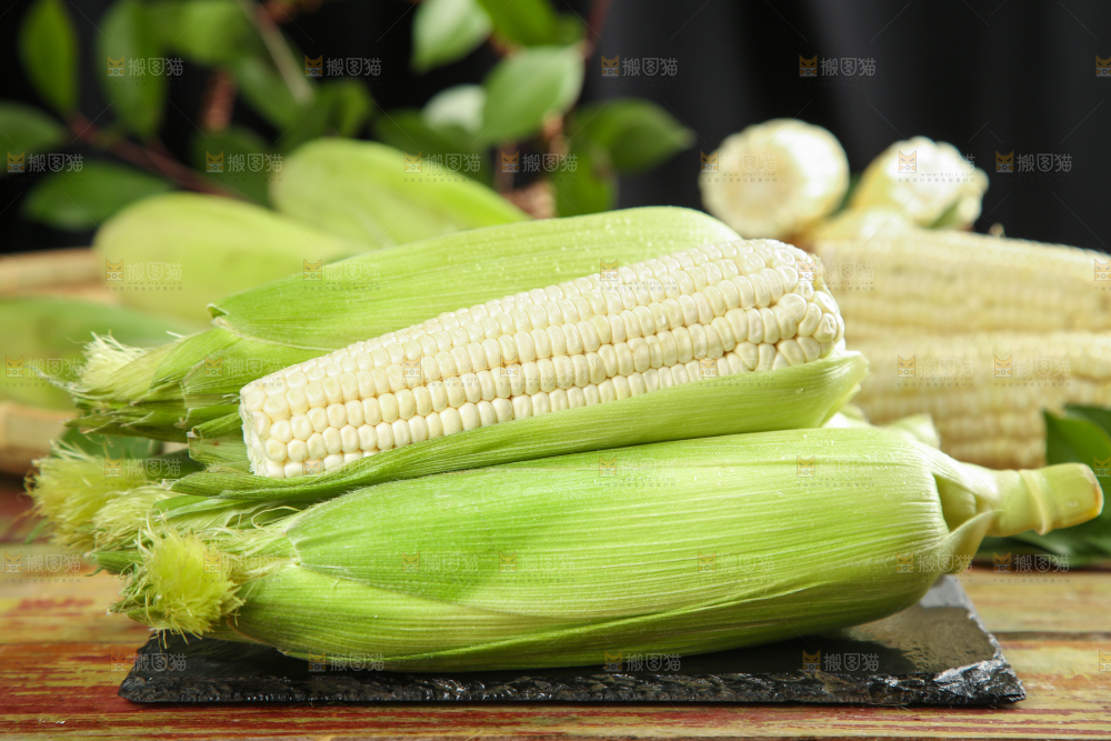 黑石板上的牛奶水果玉米