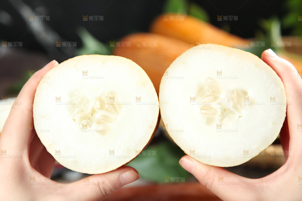 手里拿着新鲜老黄瓜