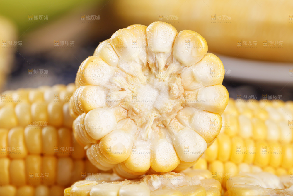 深底上放着金银水果玉米