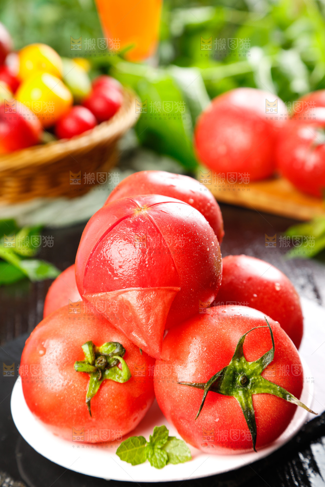 深底上放着番茄